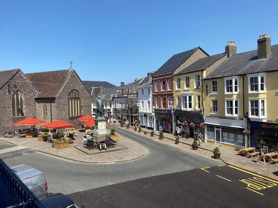 Labour plan to 'breathe life' into high streets