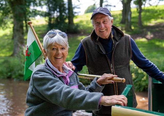 Rugby legend rounds off Welsh adventure with Beacons visit