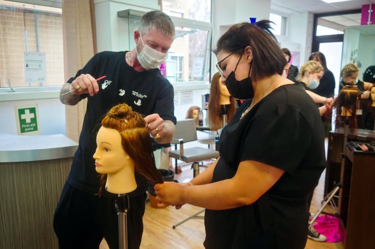 Lee Stafford demonstrates his classic ‘Twisted Tong’ recipe to a student.