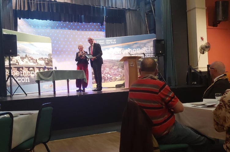 Cllr Liz Rijnenberg presenting Alistair’s award to a loved one so it could be passed on