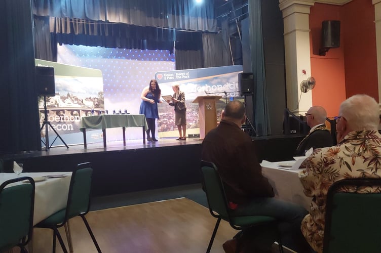 Cllr Michaela Davies presents Rachel Williams’ award to one of her loved ones