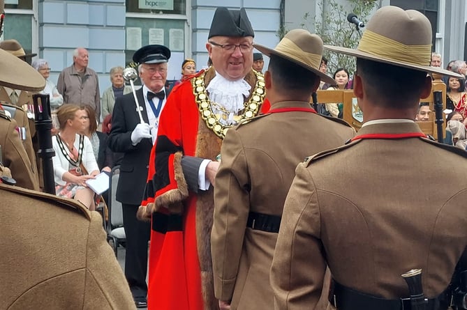The mayor chatting to one of the regiment