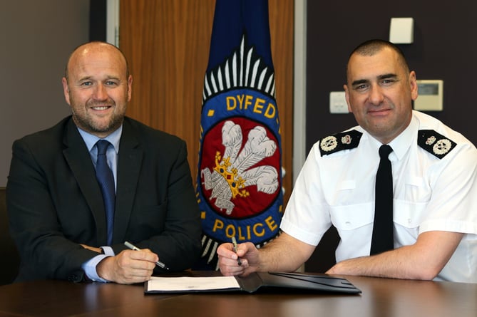 Dyfed-Powys Police given award by Ministry of Defence | brecon-radnor.co.uk