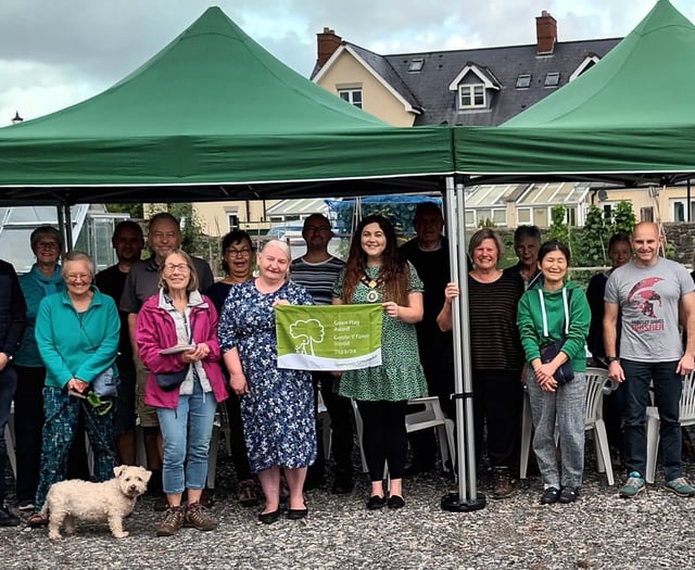 Mayor presents Green Flag Award to Watton Allotments Society