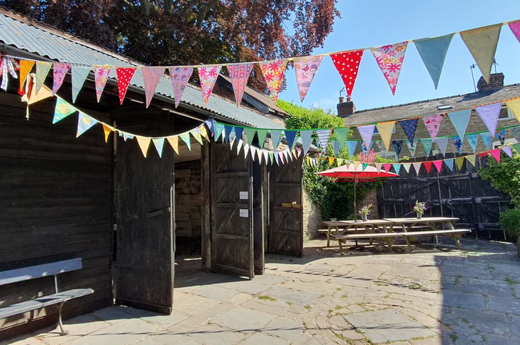 Barn and courtyard - Oxford Arms pub in Kington