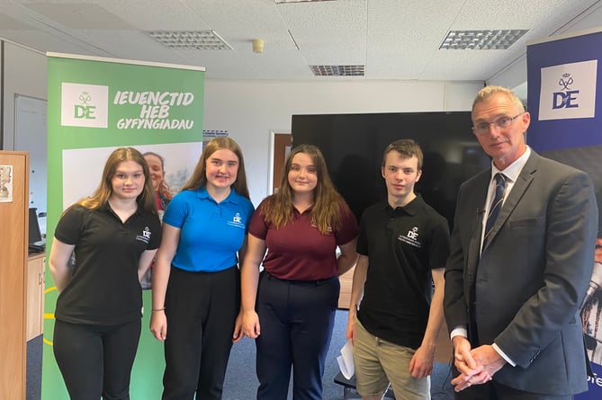 Secretary of State for Wales David TC Davies meets DofE Cymru Youth Ambassadors 