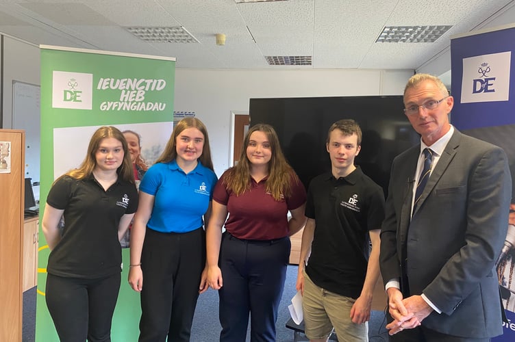 Secretary of State for Wales David TC Davies meets DofE Cymru Youth Ambassadors