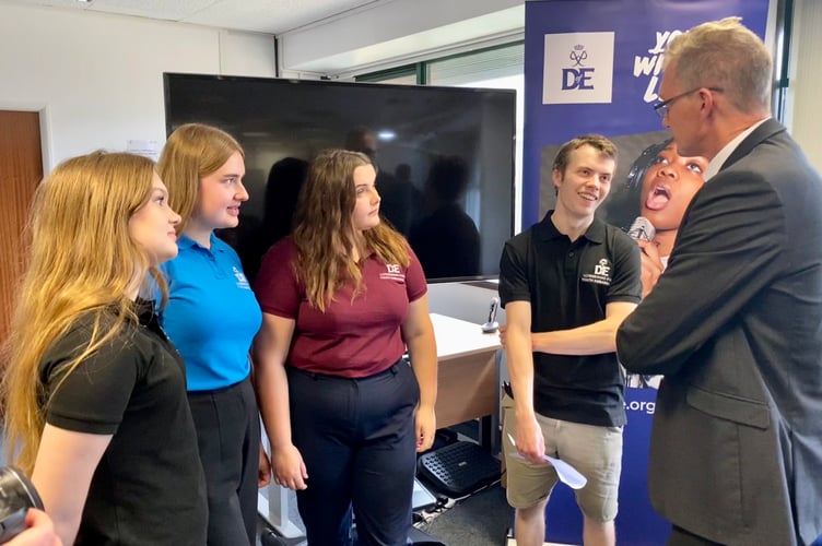 Secretary of State for Wales David TC Davies meets DofE Cymru Youth Ambassadors