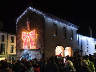 Beloved Welsh actress to switch on Hay's Christmas lights
