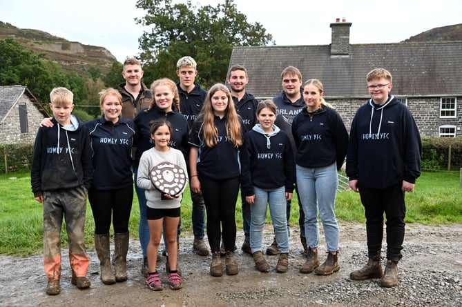 Field Day Winners Howey YFC with the FUW Overall Shield.