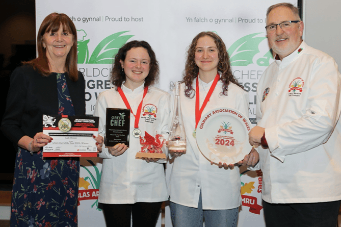  Gabbi Wilson and Rosie Koffer receive the Green Chef Challenge award from Rural Affairs Minister Lesley Griffiths watched by CAW president Arwyn Watkins, OBE.