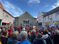 VIDEO: Brecon students sing welsh national anthem in town centre