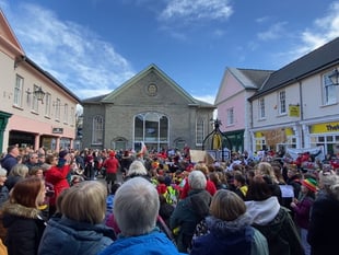 VIDEO: Brecon students sing welsh national anthem in town centre