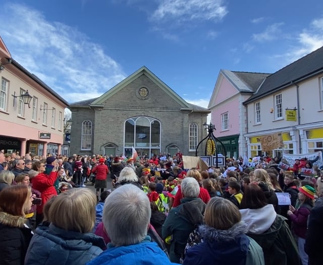 VIDEO: Brecon students sing welsh national anthem in town centre