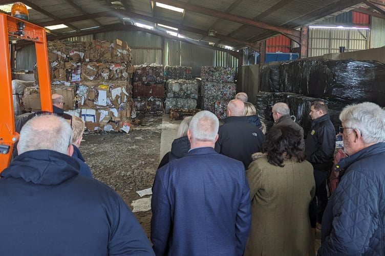 Taith o gwmpas Fferm Bargoed Sied Tour around Bargoed Farm