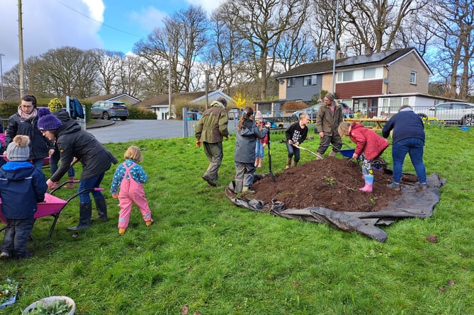 Residents of the Sennybridge area joined a morning of creating a community garden and a hotspot for nature on the 24th of March at Coedwaungar Park. 