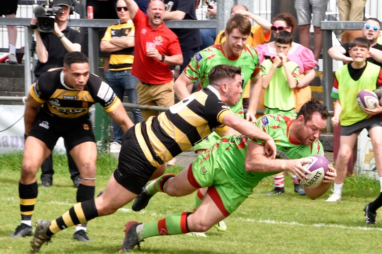 Adam Warren scores Llandovery's first try