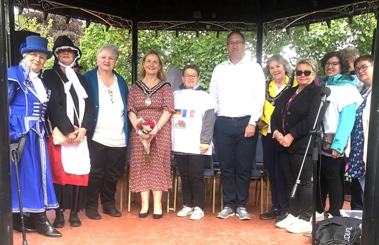 Mayors of Bad Rappenaau Sebastian Frei and Llandrindod Wells Mayor Cllr Marcia Morgan alongside chairs of Llandrindod Wells, Bad Rappenau and Contrexeville Twinning Committees