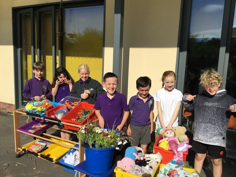 Students from year 2 and year 3 in Ysgol y Mynydd Du in Talgarth opened a pop-up shop to raise money for homeless people.