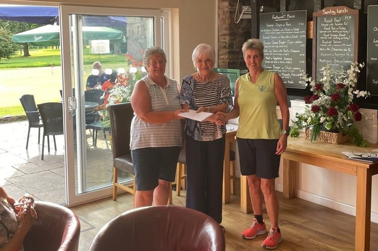 Cradoc Ladies Captain Andy Black presenting the Llandrindod team with the first prize