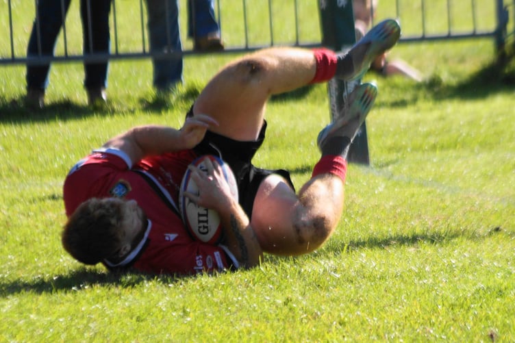 Ryan Davies scores his second try