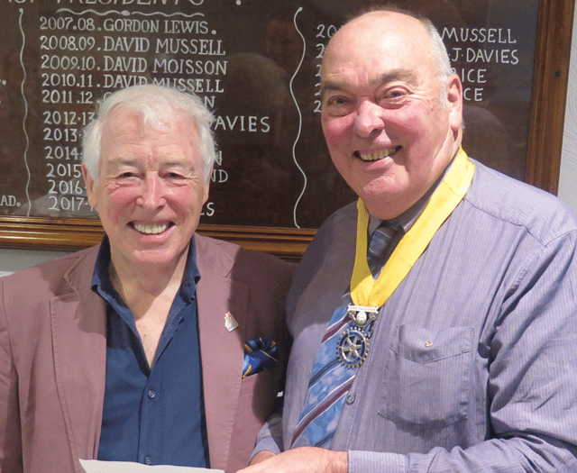 Builth Rotary donates £500 to Wye walk fundraiser