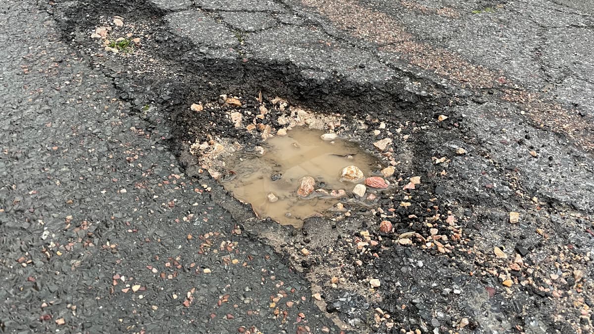Councillor questions Welsh Government’s pothole figures