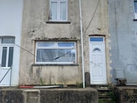 Could  tenner land a brave buyer with the ultimate doer upper?