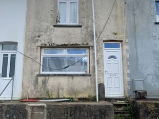 Could  tenner land a brave buyer with the ultimate doer upper?
