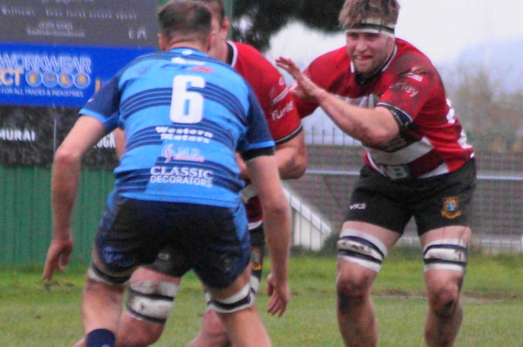 Ioan Edwards support Callum Bradbury in contact