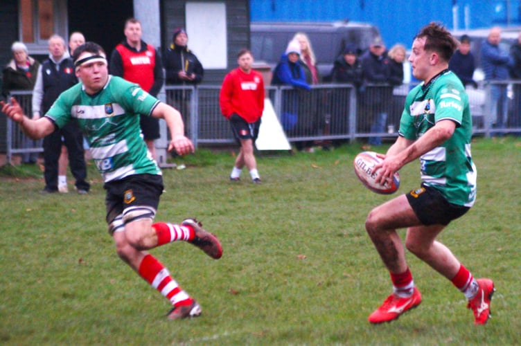 Tomos Davies breaks with Matthew Williams in support