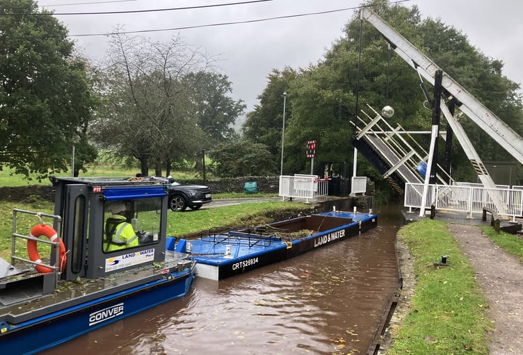 Glandŵr Cymru workers dredge sediment from the Monmouthshire & Brecon Canal