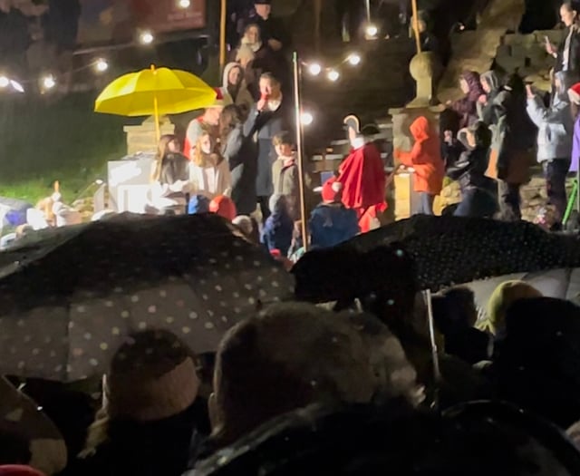 Watch: Actor Luke Evans switches on Hay's Christmas lights