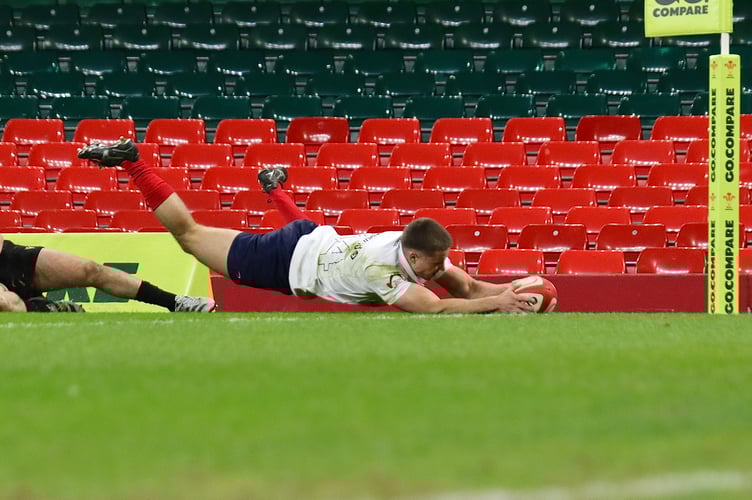 Wing Thomas Williams gets his second try of the final