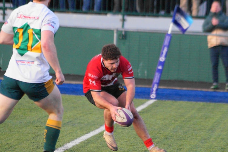 Tom Richards scores a great team try with an outstanding individual finish
