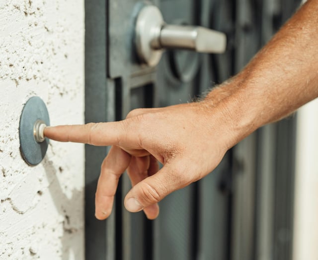 Residents urged to be 'alert' as 'aggressive' cold-callers knock doors