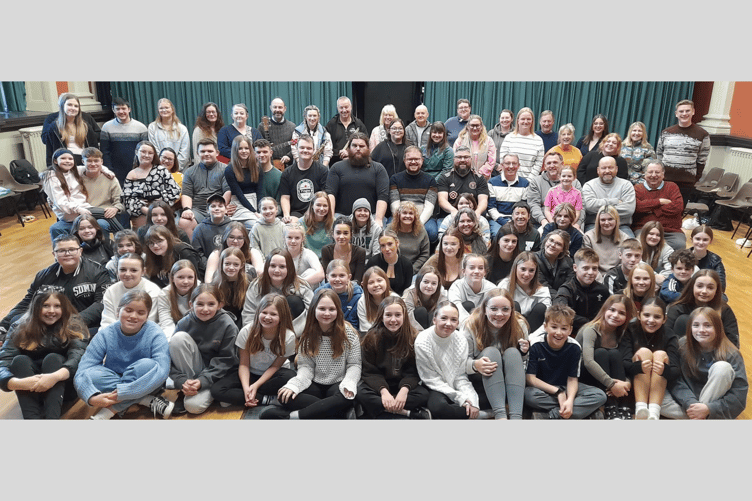 The cast, chorus, choir and dancers of Robin Hood