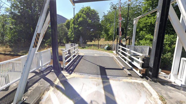 The lifting bridge at Talybont-on-Usk