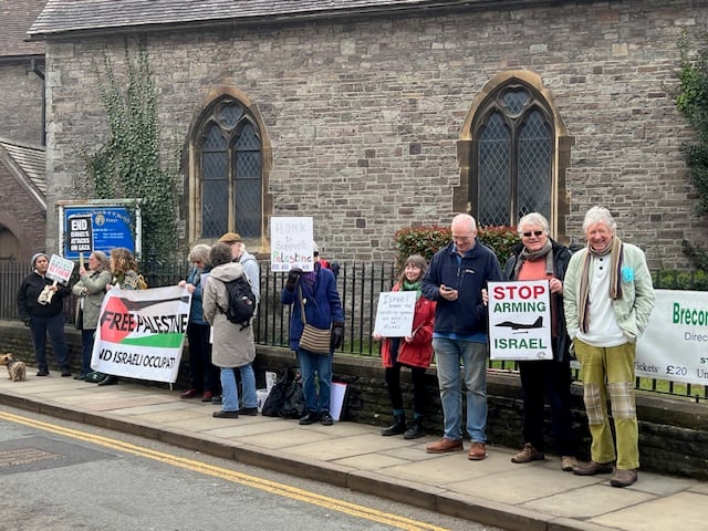 Brecon residents positioned themselves outside St Mary’s Church this weekend, to demand a ceasefire and demand an end to Israeli violence against Palestinians in Gaza. 