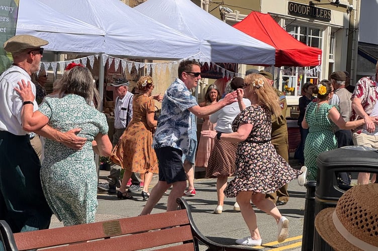 Lindy Hoppers at the Market Square