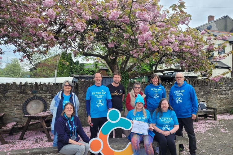 Groe 5KYW Ambassadors pictured with Lingen Davies Cancer Fund Cancer Champion trainer, Miranda Ashwell