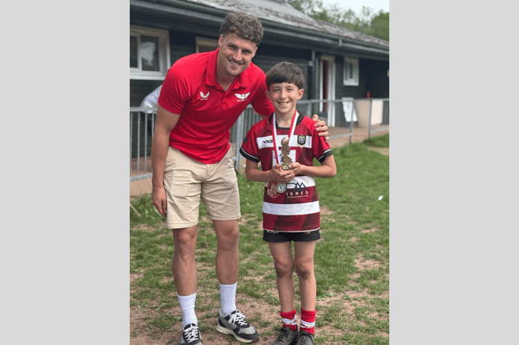 Under-9 Player of the Festival Alex Burgess pictured with Tomi Lewis of the Scarlets