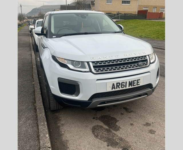 Range Rover stolen in broad daylight from car park