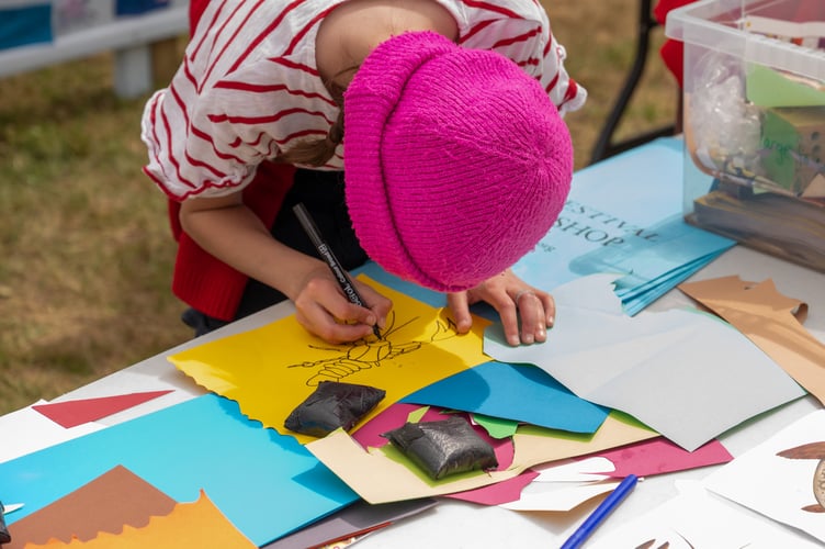 Children enjoy Lizzie Lomax's mural workshop at the 2025 Hay Festival. Credit: Adam Tatton-Reid and Hay Festival.