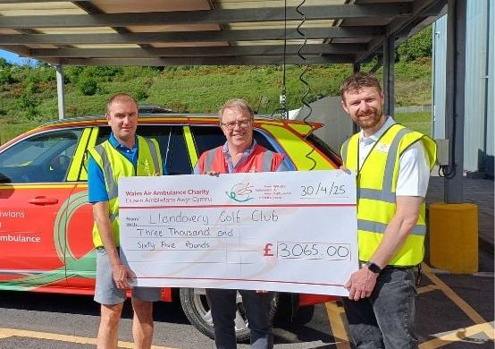 A cheque for £3,065 to Wales Air Ambulance was presented at the charity’s Dafen base