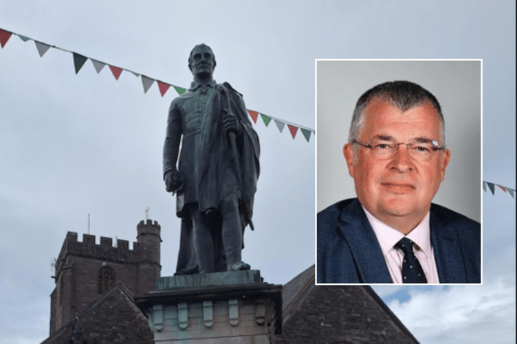 The Duke of Wellington statue in Brecon, which is due for renovation later this year. Inset: Powys County Councillor Iain McIntosh has criticised Welsh Government guidance on public commemorations