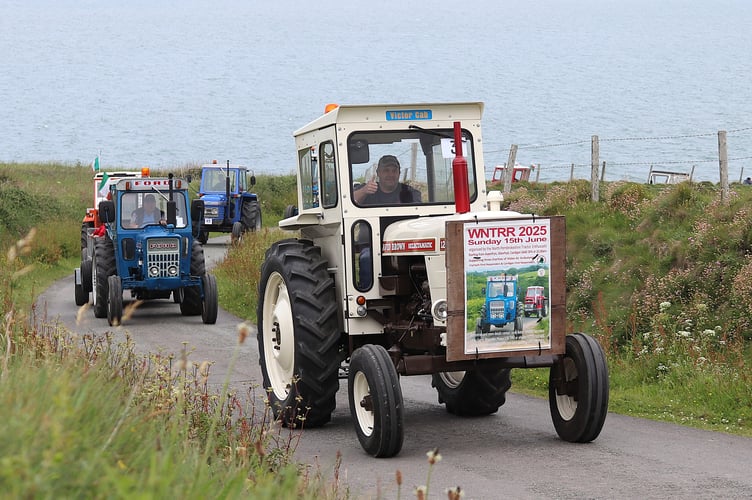 Kevin Evans leading the run at Ceibwr Beach