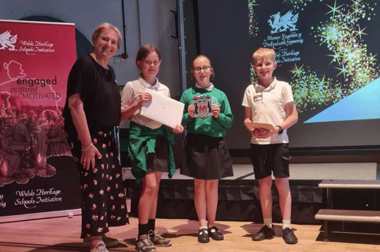 Year 6 representatives proudly receive the school’s prize
