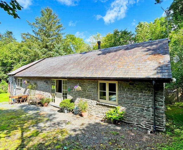 Powys eco holiday cottage scoops national award
