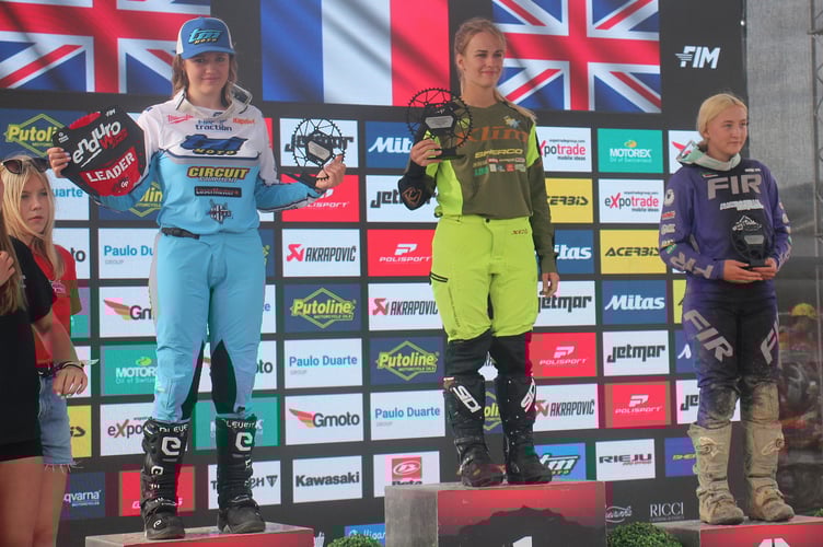 Libby Tett and Delun Davies on the Junior Womens class podium